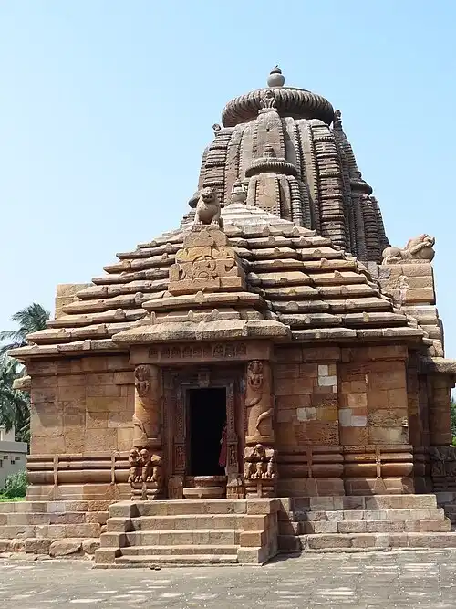 The front portion of the jagamohana depicts nagins and guarding deities in the doorjambs, with vimana in the background.